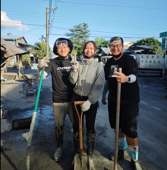 莊小姐與其他救災志工合影。（圖擷自Threads）