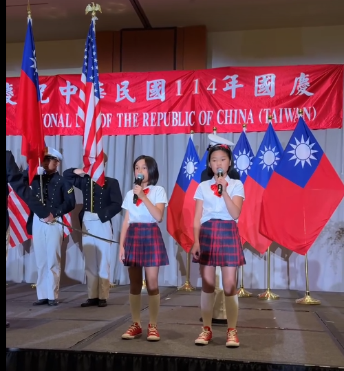 在波士頓當地小學就讀的2名台裔小女孩，上台獻唱台、美國歌。（圖擷自Taiwan in Boston臉奢）