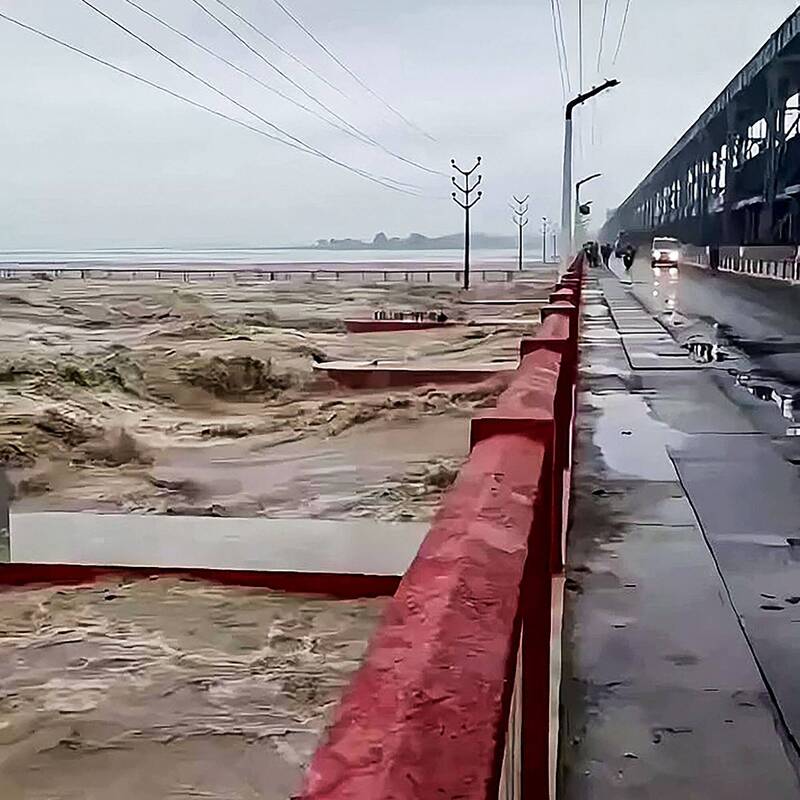 尼泊爾自3日以來連日豪雨，引發土石流與洪災。（法新社）