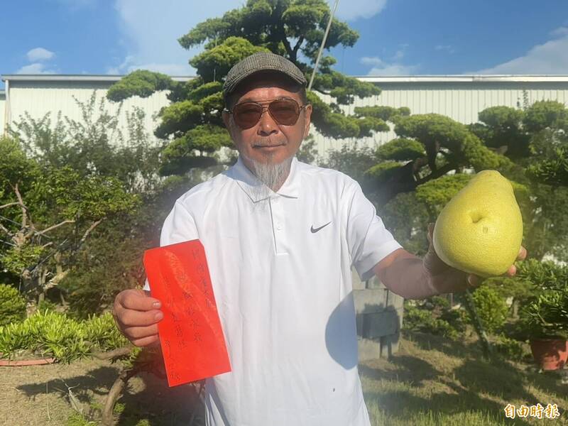 民俗專家廖大乙表示，中秋節可將寫有願望的紅紙塞進柚子，再將柚子埋進花盆或土壤中，並發願改過遷善，讓心願實現。（廖大乙提供）