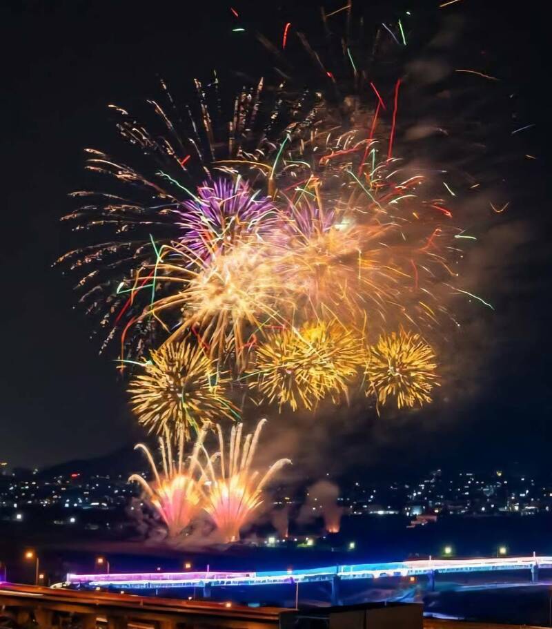 南投縣首辦國慶焰火,在10月與台中市合作,推出「雙城大玩家.集點抽好禮」活動。(南投縣政府提供) 南投縣首辦國慶焰火,在10月與台中市合作,推出「雙城大玩家.集點抽好禮」活動。(南投縣政府提供)