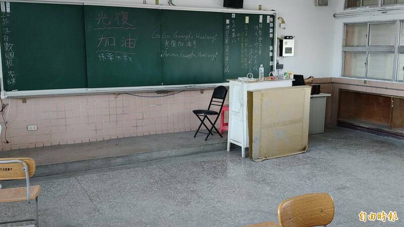 花蓮縣光復國中受到洪災，很多教室黑板上的記事都停留在9月23日那天。（記者王錦義攝）