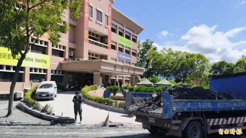 花蓮縣光復商工受到洪災，目前正加緊清除淤沙的工作。（記者王錦義攝）