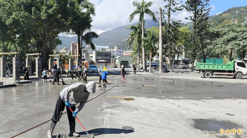 花蓮縣光復國中受到洪災，許多志工正在進行清洗。（記者王錦義攝）