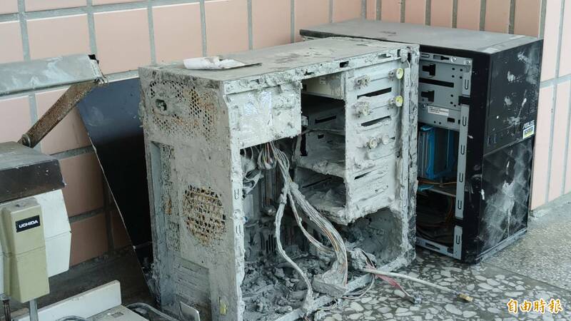 花蓮縣光復國中受到洪災，很多一樓的設備都泡水。（記者王錦義攝）