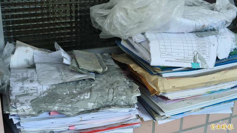 花蓮縣光復國中受到洪災，很多一樓的設備跟文件都泡水。（記者王錦義攝）