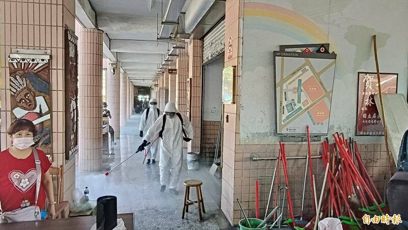 花蓮縣光復國中受到洪災，消毒兵正在消毒準備讓學生復課。（記者王錦義攝）