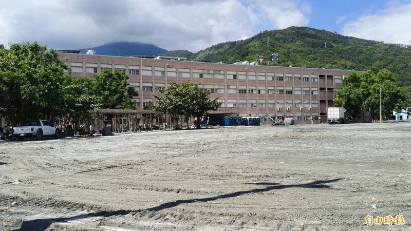 花蓮縣光復國中受到洪災，操場全毀。（記者王錦義攝）