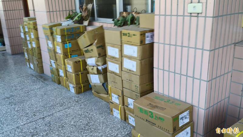 花蓮縣光復國中受到洪災，縣府教育處也送新課本準備復課。（記者王錦義攝）
