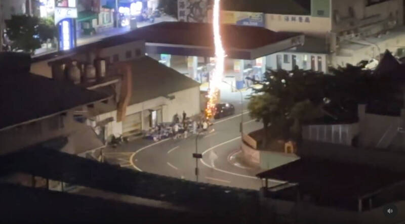 高雄一群年輕人，凌晨1點還在三民區克強路加油站附近放煙火。（擷取自threads@ymd7414）