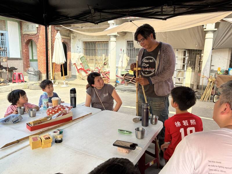 拖拖拉拉牛耕隊在溪州古厝舉辦「土地公拐DIY體驗」，吸引不少親子報名參加。（與泥共好提供）