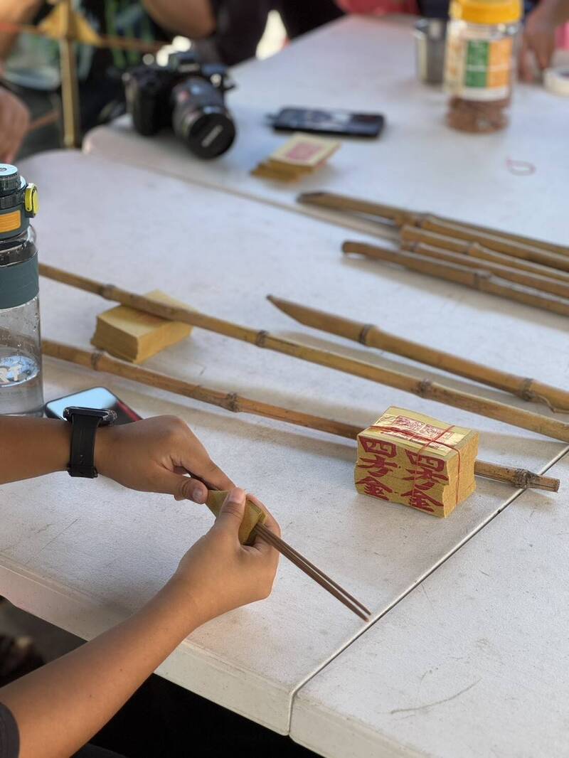 製作土地公拐要準備竹枝、四方金、壽金與三炷香即可。（與泥共好提供）