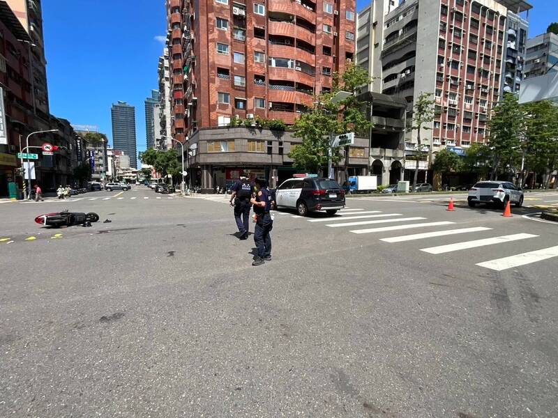 高雄市四四路永泰街口，昨日近中午生休旅碰撞，造成士受送，士犬死亡。（民提供）