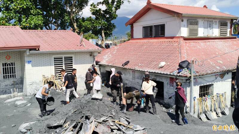 光復佛祖街尾重災區鏟子超人接力清沙 災戶認遷村仍待討論