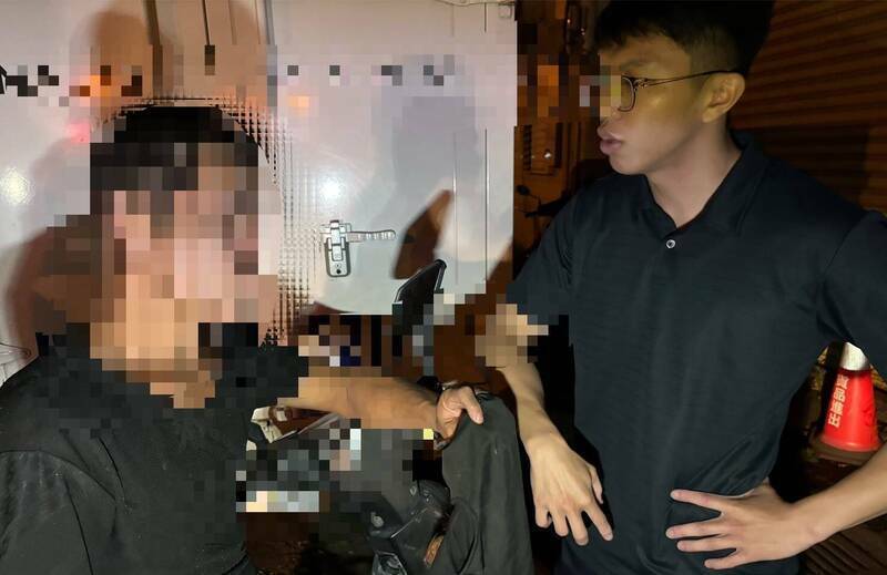 宜蘭游姓泥水工（左）蒙面行搶檳榔攤被警方逮捕，宜蘭地院認定他犯強盜罪，判刑5年6月。（資料照）