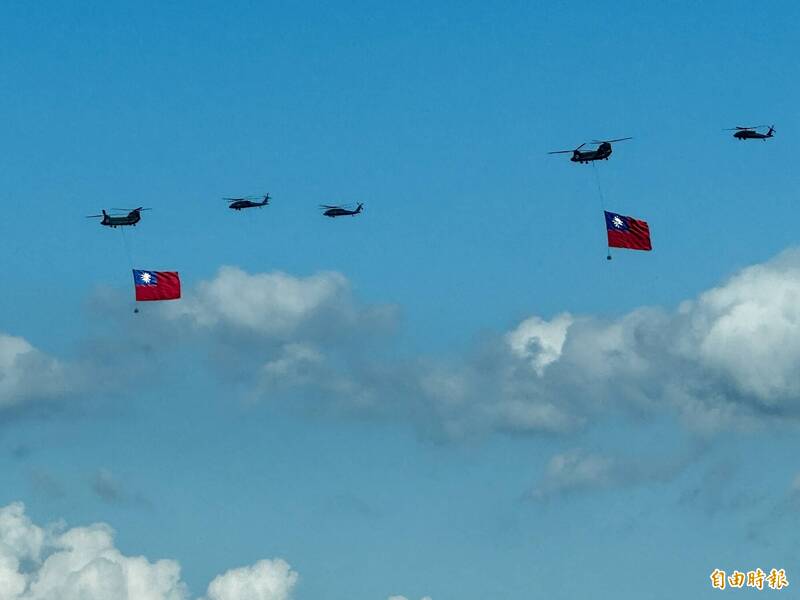 兩架CH-47「契努克」直升機吊掛巨幅國旗,並由三架UH-60M黑鷹直升機伴飛。(記者塗建榮攝) 兩架CH-47「契努克」直升機吊掛巨幅國旗,並由三架UH-60M黑鷹直升機伴飛。(記者塗建榮攝)
