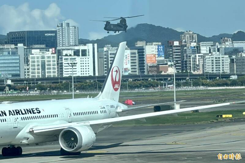 其中一台CH-47「契努克」運輸直升機先回松山機場機卸下國旗。(記者塗建榮攝) 其中一台CH-47「契努克」運輸直升機先回松山機場機卸下國旗。(記者塗建榮攝)