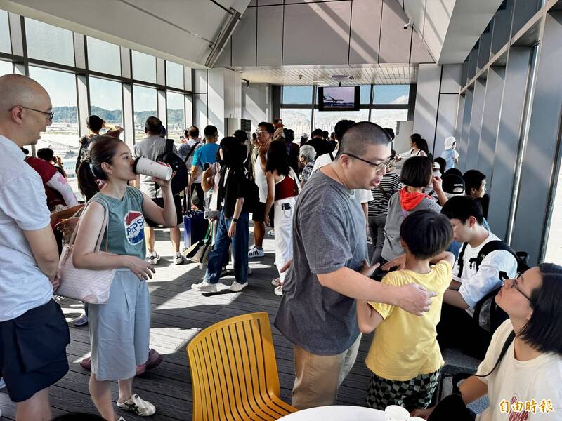 適逢中秋連假、國慶大會預演,松山機場觀景台也重新開放,民眾攜家帶眷上三樓看直升機吊掛國旗起飛。(記者塗建榮攝) 適逢中秋連假、國慶大會預演,松山機場觀景台也重新開放,民眾攜家帶眷上三樓看直升機吊掛國旗起飛。(記者塗建榮攝)