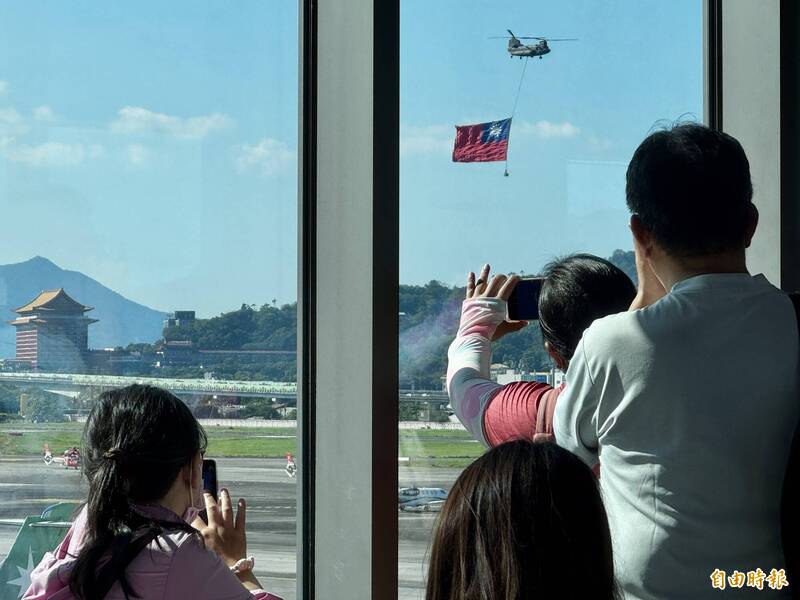 松山機場觀景台重新開放,大批民眾攜家帶眷觀看運輸直升機吊掛國旗起飛。(記者塗建榮攝) 松山機場觀景台重新開放,大批民眾攜家帶眷觀看運輸直升機吊掛國旗起飛。(記者塗建榮攝)