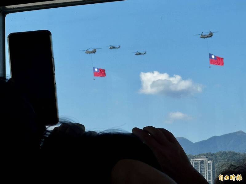 民眾用手機拍下難得一刻。(記者塗建榮攝) 民眾用手機拍下難得一刻。(記者塗建榮攝)