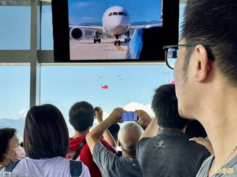 松山機場觀景台重新開放,大批民眾攜家帶眷觀看運輸直升機吊掛國旗起飛。(記者塗建榮攝) 松山機場觀景台重新開放,大批民眾攜家帶眷觀看運輸直升機吊掛國旗起飛。(記者塗建榮攝)