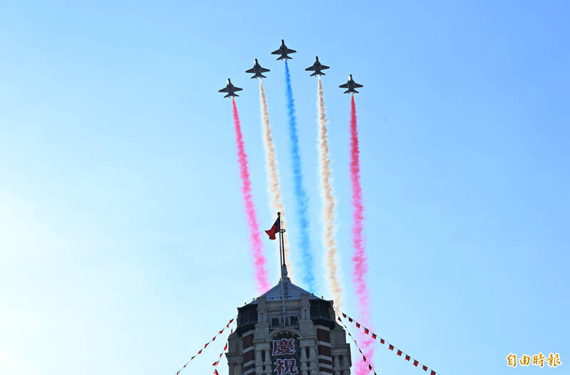 圖輯》5架勇鷹噴彩煙衝場 掀國慶預演最高潮