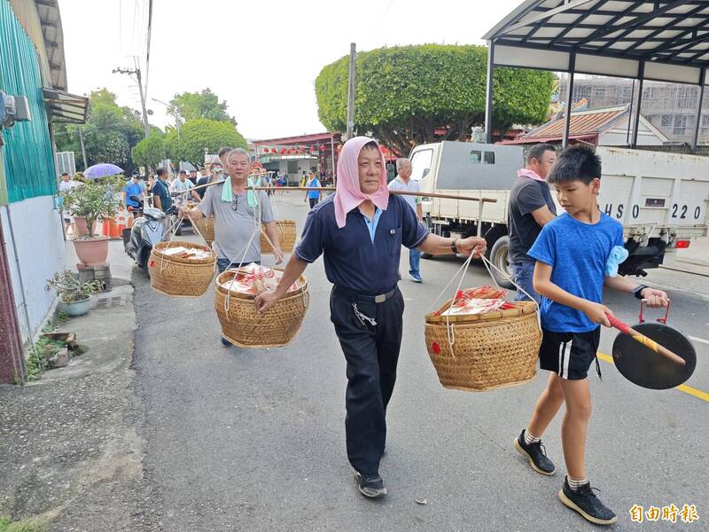 中秋節慶賀土地公誕辰 台南歸仁大埔福德祠百年「擔餅」習俗同歡