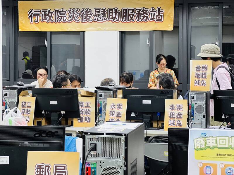 行政院今日表示，中央家園支持慰助金三方案合計每戶35萬元，採取「主動訪查、直接匯入」方式，由行政院跨部會團隊入村核對資料，災民不需到服務站排隊，即可在家完成領取程序。 （行政院提供）