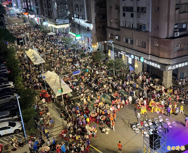 中秋最狂大會「烤」！ 桃園中壢SOGO商圈萬人封街烤肉滿街飄香