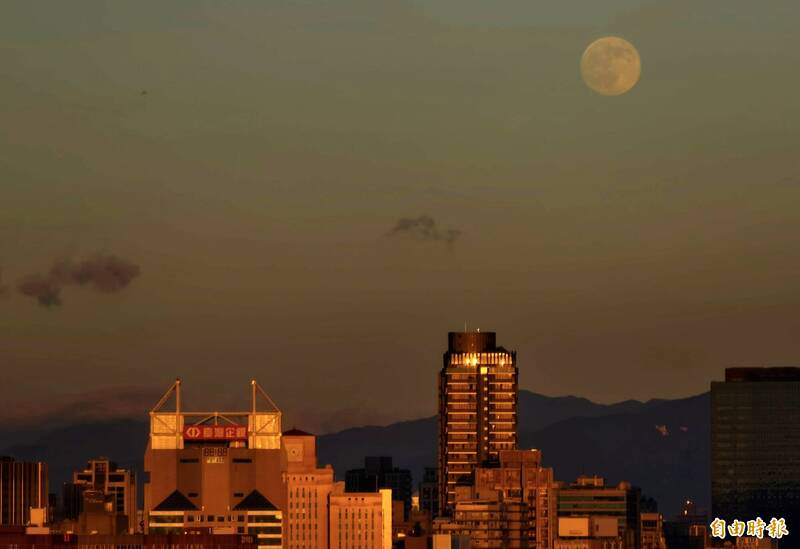今天中秋節，各地賞月條件不錯，南部午後雖有雨勢，預估晚間8點後雲會漸漸散去，也能看到滿月。（記者王藝菘攝）