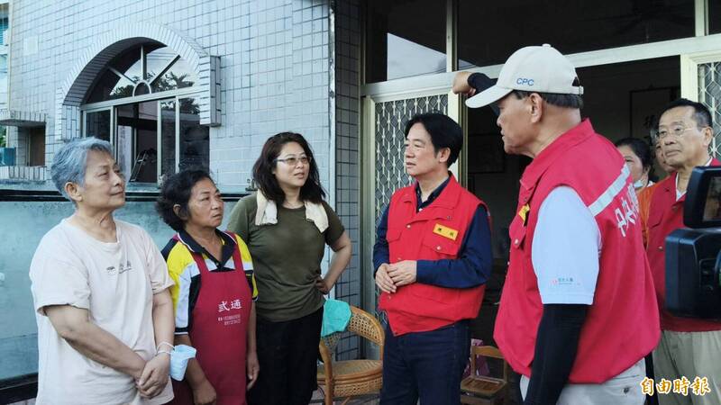 總統賴清德5日下午前往光復災區佛祖街與中正路一段附近關心受災戶，指示中央總協調官季連成對於災民的訴求要深入了解。（記者王錦義攝）