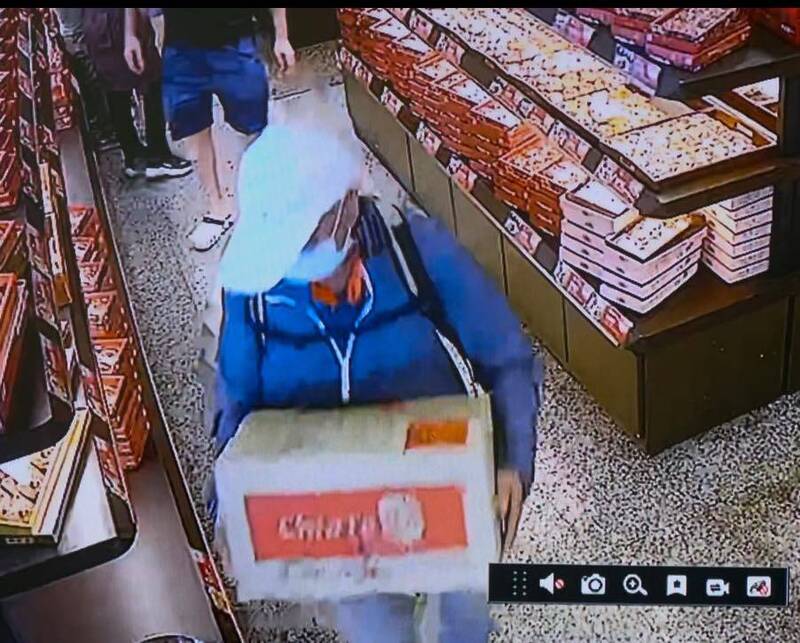 佳德鳳梨酥驚傳竊案，一名白帽阿北抱起一箱鳳梨酥直接離開。（擷取自佳德鳳梨酥/臉書）