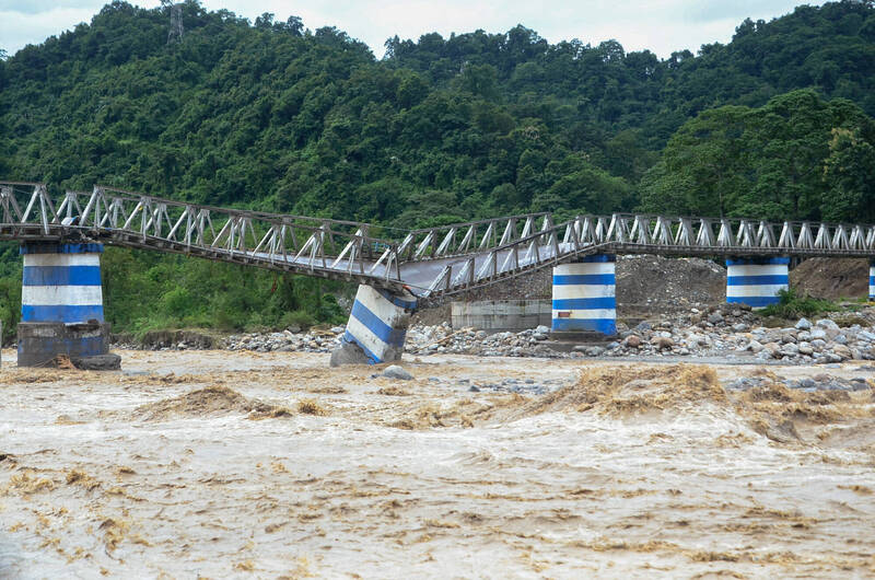 印度著名產茶區大吉嶺因豪雨引發土石流，造成至少24人喪生，豪雨也造成道路及橋梁受損，增加救災難度。（路透）