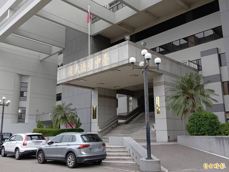 台中一名現役軍人帶未成年女學生到摩鐵「嘿咻」，女學生母親得知提告，陪賠錢台中地院還判刑1年，緩刑3年。（記者陳建志攝）