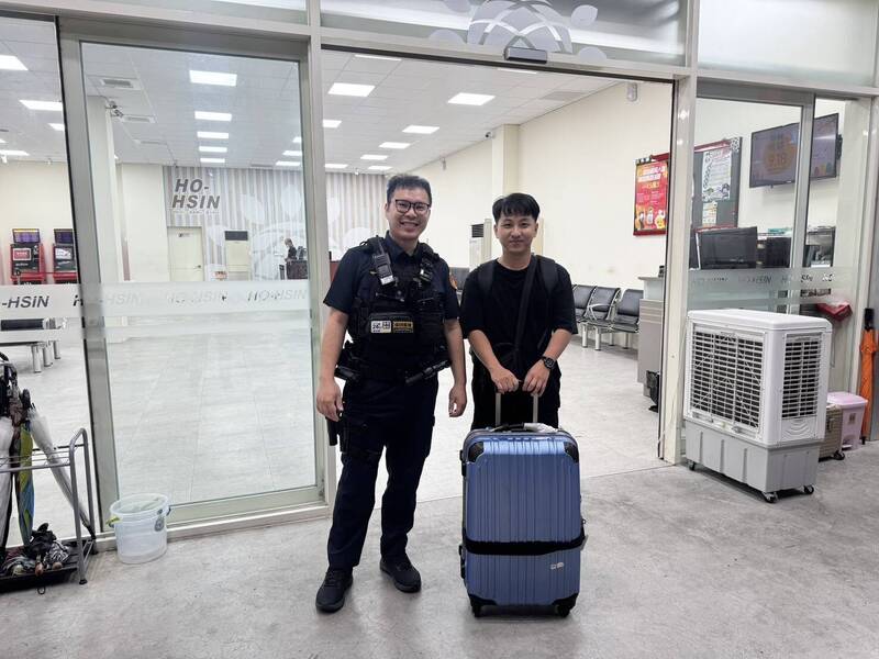 行李箱終於物歸原主。（警方提供）
