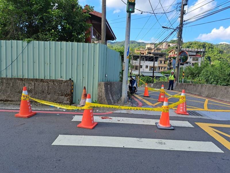 王姓女騎士及沈姓女乘客連人帶車噴飛，雙雙撞擊路邊的燈桿，造成1死1傷。（記者陸運鋒翻攝）