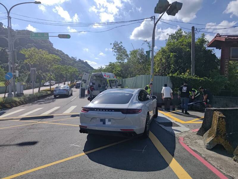 陳男中秋節駕駛保時捷出遊，行經新北市石碇區一處路口右轉，與一輛雙載機車發生擦撞。（記者陸運鋒翻攝）
