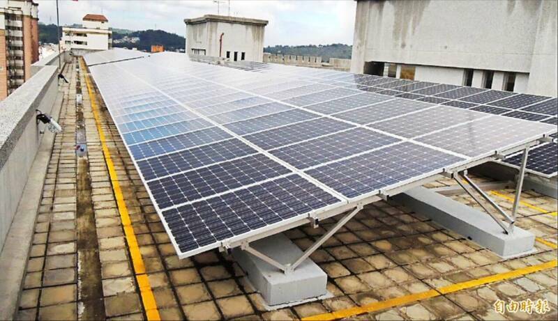 苗栗家戶屋頂裝太陽能板，最高補助30萬元只到11月30日。示意圖。（資料照）