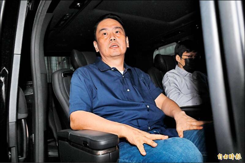 檢方調查，陳重文父子兩人合謀，對有極高當選可能的理事鄭、詹、何、吳三人贈送價值2500至3000元不等的「勞德老爺」（LAUDER’S）威士忌洋酒禮盒，以換取選票承諾。（資料照）