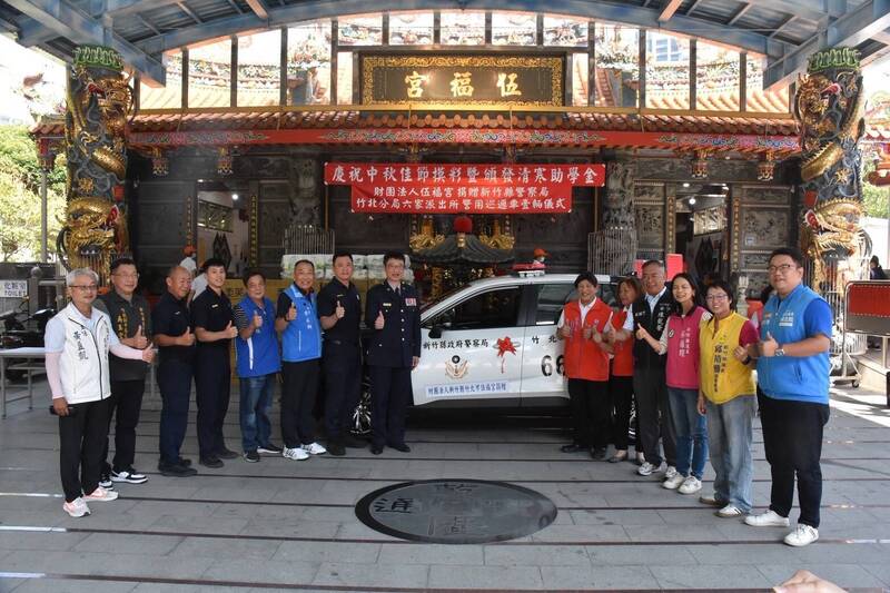 新竹縣竹北伍福宮獲悉自家「土地公」~六家派出所警用巡邏車的窘境，慷慨捐贈助力地方治安。（竹北警分局提供）