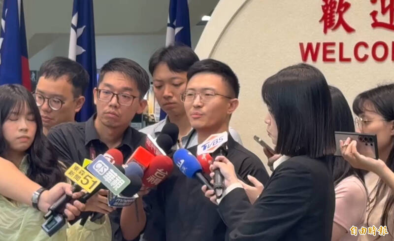 侯漢廷稍早受訪時強調,自己完全不認識謝姓記者,跟她完全沒有接觸,與民眾黨主席黃國昌更是完全沒有私下的聯繫方式,過去的所有爆料,跟黃國昌也沒有一丁點、半毛錢的關係。(記者孫唯容攝) 侯漢廷稍早受訪時強調,自己完全不認識謝姓記者,跟她完全沒有接觸,與民眾黨主席黃國昌更是完全沒有私下的聯繫方式,過去的所有爆料,跟黃國昌也沒有一丁點、半毛錢的關係。(記者孫唯容攝)