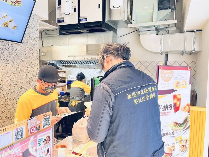 桃市府環保局今年起祭出「食在淨煙—餐飲油煙陳情減量精進專案」，針對餐飲業者加強稽查。（環保局提供）