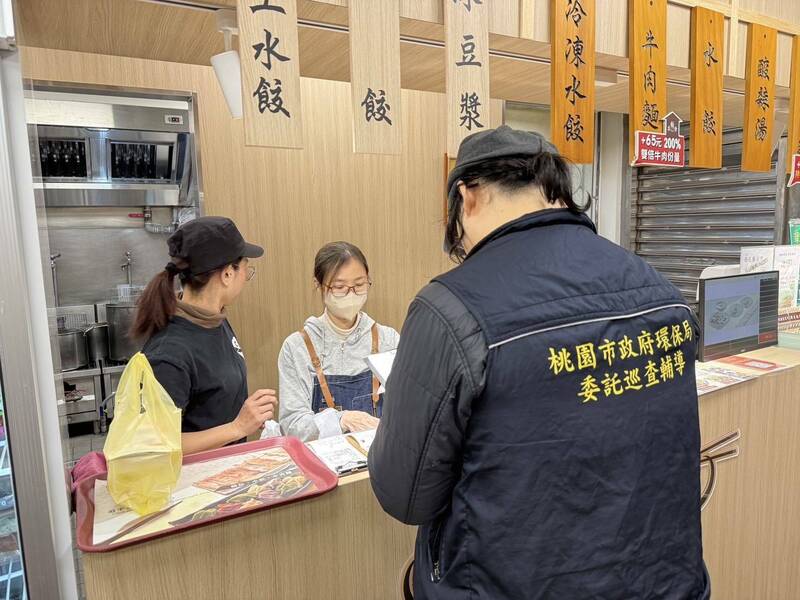 桃市府環保局今年起祭出「食在淨煙—餐飲油煙陳情減量精進專案」，針對餐飲業者加強稽查。（環保局提供）