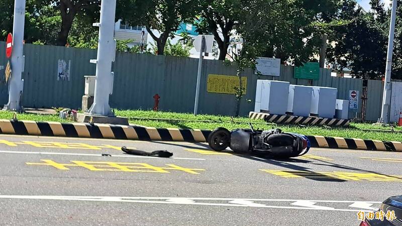 台市亨亨大道博路口今天中午生死亡。疑慢道左被快道上的休旅撞。(者明堂)