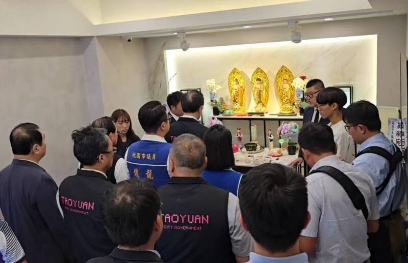 桃園救災英雄林鴻森感染不治 張善政捻香贈10萬慰問金、允諾協助家屬