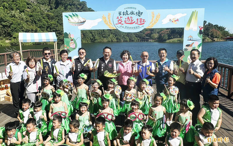 桃園市副市長蘇俊賓（後排中）等人為「三坑水鄉茭遊趣」活動宣傳。（記者李容萍攝）