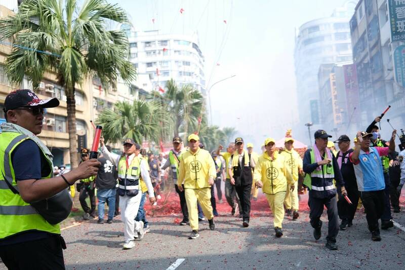 「粉紅超跑」白沙屯媽祖將於12月5日提前南下高雄前鎮漁港遶境。（立委許智傑服務處提供）