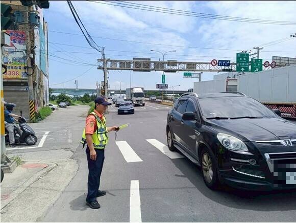 交通部公路局北分局規劃台61線、台15線沿線樞紐路口義交協勤。（北分局提供）
