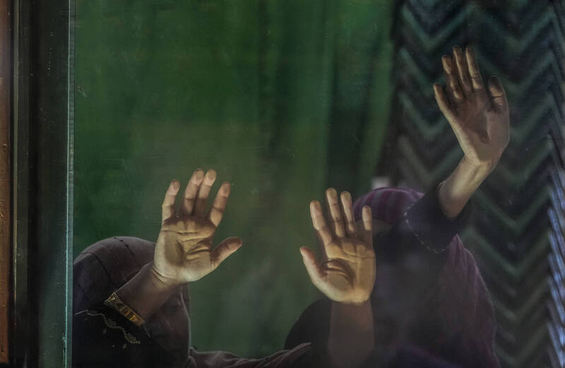 研究發現，女性罹患憂鬱症的基因風險高於男性。（美聯社檔案照）