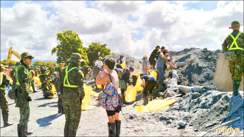 淤泥高達2公尺 佛祖街災民感謝超人挖出老家